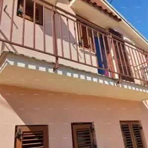 Prodaja kuće s dvorištem i parkirnim mjestima, Pula!