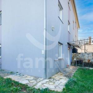 PRODAJA OBITELJSKI STAN S APARTMANOM I VRTOM PULA VELI VRH