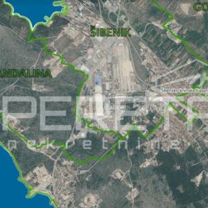 Prodaje se atraktivno građevinsko zemljište površine 1047 m² u Ražinama, nedalek