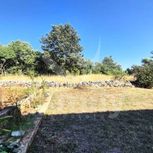 PRODAJA PROSTRANO ZEMLJIŠTE SA KUĆOM NA MIRNOJ LOKACIJI