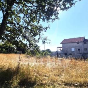PRODAJA PROSTRANO ZEMLJIŠTE SA KUĆOM NA MIRNOJ LOKACIJI