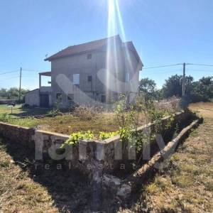 PRODAJA PROSTRANO ZEMLJIŠTE SA KUĆOM NA MIRNOJ LOKACIJI