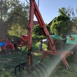 Prodajem utovarivač za stajski gnoj hu 6