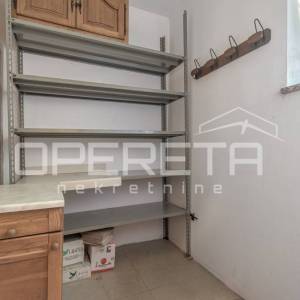 PRVI RED DO MORA – TROSOBAN STAN S POGLEDOM NA MORE I TERASOM