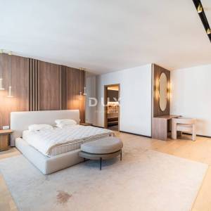 Pula, centar, 3-sobni penthouse, 287,18 m2, sauna, parking