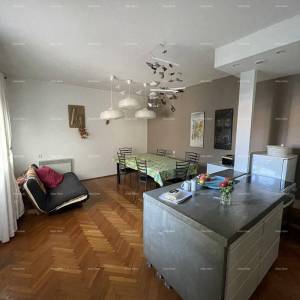 Pula, centar – Prostran trosoban stan od 76,38 m² s dvije terase