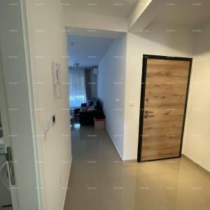 Pula – moderan i potpuno namješten stan 44 m2 u novogradnji s prostranom terasom