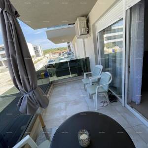 Pula – moderan i potpuno namješten stan 44 m2 u novogradnji s prostranom terasom