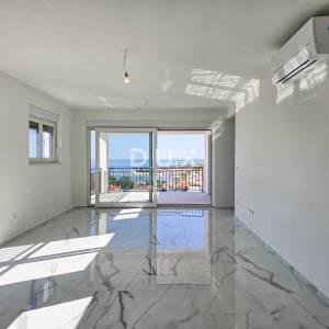 Rab, Banjol, trosobni stan, 113 m2, pogled na grad i more