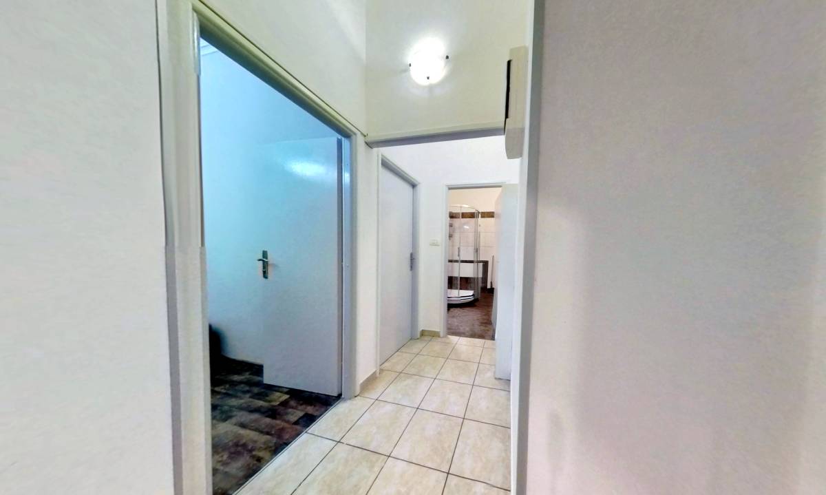 RIJEKA-CENTAR-36,8 m²,Adaptiran 2-soban stan,visoko prizemlje