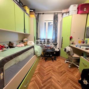 Rijeka, Donja Vežica, trosoban stan s balkonom i pogledom na more