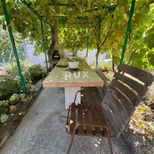Rijeka, Podmurvice – Dvosobni stan s prostranom okućnicom, 60 m²