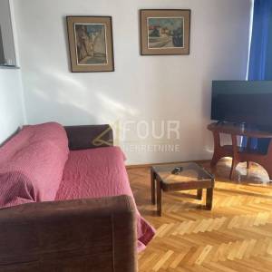 Senj, samostojeća kuća s 2 apartmana, okućnica