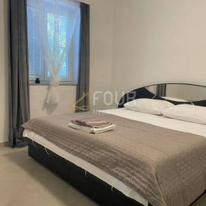 Senj, samostojeća kuća s 2 apartmana, okućnica