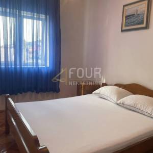 Senj, samostojeća kuća s 2 apartmana, okućnica