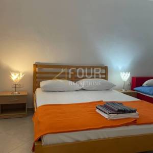 Senj, samostojeća kuća s 2 apartmana, okućnica