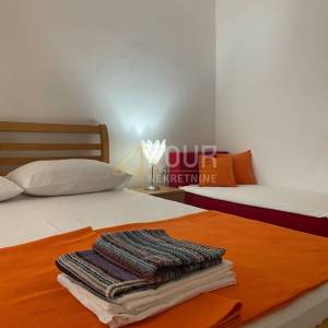 Senj, samostojeća kuća s 2 apartmana, okućnica