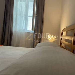 Senj, samostojeća kuća s 2 apartmana, okućnica