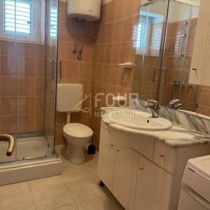 Senj, samostojeća kuća s 2 apartmana, okućnica