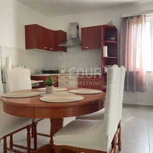 Senj, samostojeća kuća s 2 apartmana, okućnica