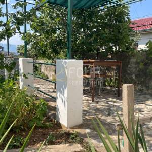 Senj, samostojeća kuća s 2 apartmana, okućnica