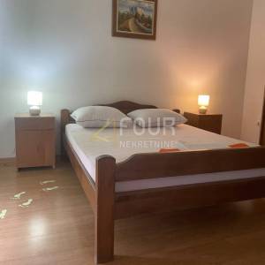 Senj, samostojeća kuća s 2 apartmana, okućnica