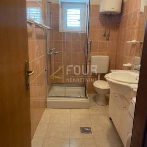 Senj, samostojeća kuća s 2 apartmana, okućnica