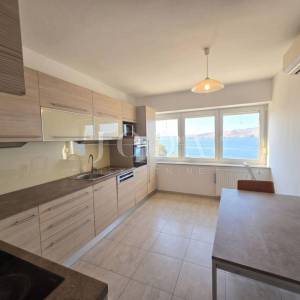 SENJ, stan 105m2 u prizemlju sa prekrasnim pogledom na more