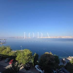 SENJ, stan u prvom redu do mora