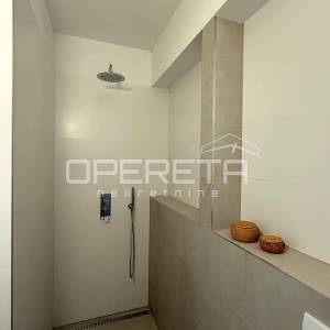 Split, Žnjan, morska vila, trosoban, 2 garažna mjesta,sprema