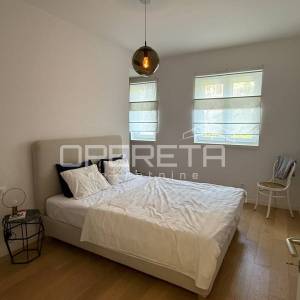 Split, Žnjan, morska vila, trosoban, 2 garažna mjesta,sprema