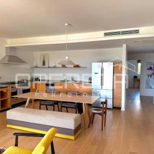 Split, Žnjan, morska vila, trosoban, 2 garažna mjesta,sprema