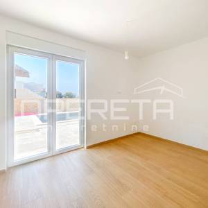 Stan s bazenom i vrtom u Stivašnici, 260,40 m2
