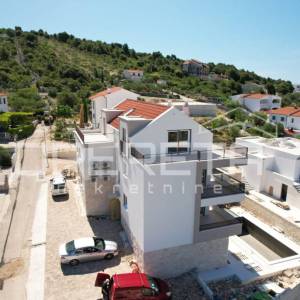 Stan s bazenom i vrtom u Stivašnici, 260,40 m2
