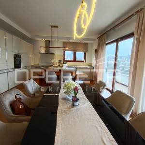 Stan u urbanoj vili, s prekrasnim pogledom na grad 120m2
