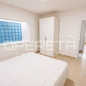 Stara Novalja - kuća s 5 etažiranih apartmana, prvi red do mora