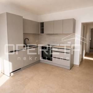 Stara Novalja - kuća s 5 etažiranih apartmana, prvi red do mora