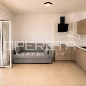 Stara Novalja - kuća s 5 etažiranih apartmana, prvi red do mora