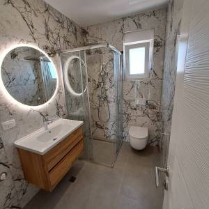 SUKOŠAN - MALA MAKARSKA - Trosoban penthouse 100m od mora - 127m2