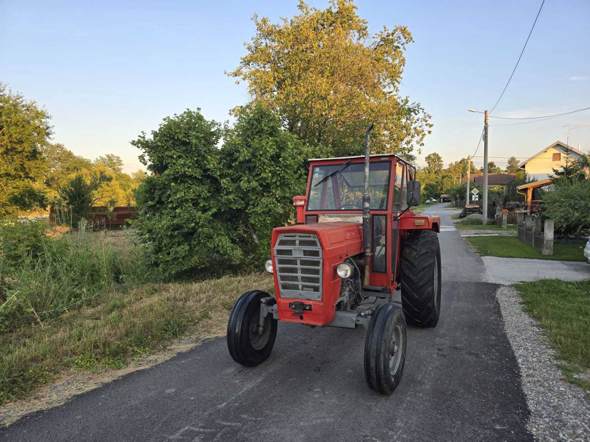 Traktor IMT 560 1984. god reg do 03/2027 servo upravljač, kabina