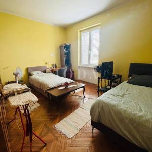 Turnić, dvosobni stan sa vrtom i garsonijerom 