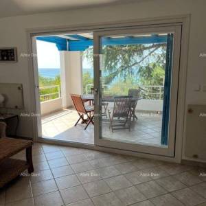 UMAG – NAMJEŠTEN STAN 90 m², 30 m OD MORA, S VRTOM I POGLEDOM NA MORE