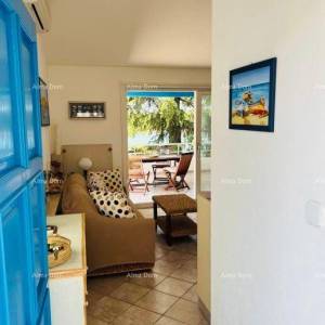 UMAG – NAMJEŠTEN STAN 90 m², 30 m OD MORA, S VRTOM I POGLEDOM NA MORE