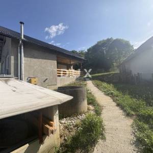 Velika Horvatska, Desinić, kuća, poslovni prostor, 160 m2, okućnica 1.415 m² 