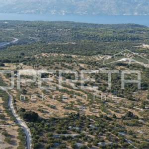 Veliko građevinsko zemljište s pravomoćnom dozvolom – otok Brač