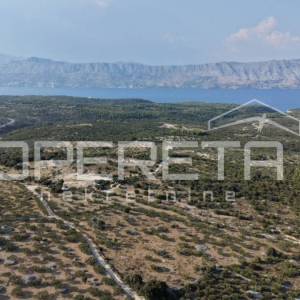 Veliko građevinsko zemljište s pravomoćnom dozvolom – otok Brač