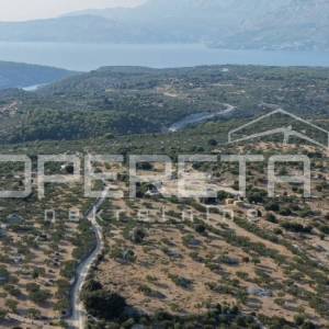 Veliko građevinsko zemljište s pravomoćnom dozvolom – otok Brač