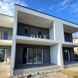 VIŠKOVO - Dvoetažni stan s okućnicom u modernoj novogradnji