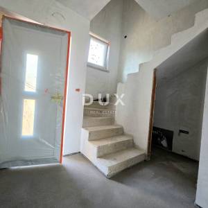 VIŠKOVO - Dvoetažni stan s okućnicom u modernoj novogradnji