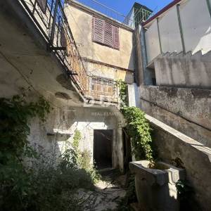Vodice, centar, kamena kuća, 170 m², 150 m od mora
